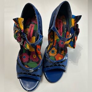 Betsey Johnson blue heels with strap and multicolor bow - size 7